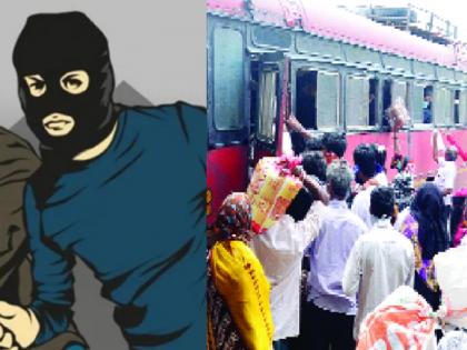 A woman's gold bangle was stolen with a cutter while boarding an ST bus at Satara bus stand | चोरट्यांची धाडस वाढली, एसटीमध्ये चढताना कटरने तोडून सोन्याची बांगडी लांबविली; साताऱ्यातील घटना