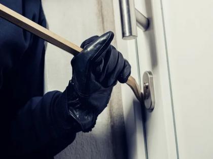 Theft of four and a half lakhs by breaking the door of a closed house: incident in Daund | Pune crime: बंद घराचा दरवाजा तोडून साडेचार लाखांची चोरी; दौंड शहरातील घटना