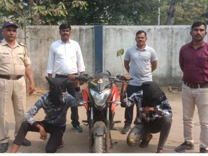 Two-wheeled four-wheeler right-hand side in akola | दुचाकी चाेरीतील दाेन आराेपी गजाआड