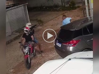 VIRAL: Thieves shot at the car driver, but what happened next scared him! Everyone was shocked after watching the video | VIRAL : चोरांनी कार चालकावर झाडली गोळी, पण पुढे जे झालं त्यानं स्वतःच घाबरले! Video बघून सगळेच झाले हैराण