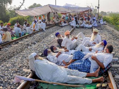 Violent protests by farmers against agricultural laws | कृषी कायद्यांविरोधात शेतकऱ्यांची उग्र निदर्शने