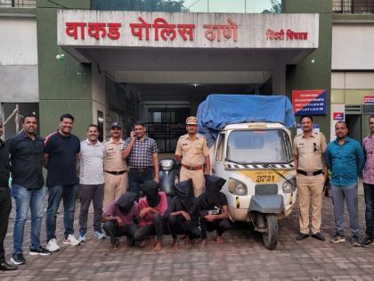 Four persons who were preparing for robbery in Thergaon arrested, one absconding | थेरगावमध्ये दरोड्याच्या तयारीत असलेलेल्या चार जणांना अटक, एक फरार