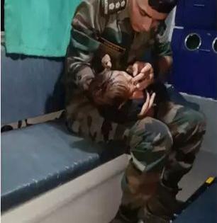 Army Officer Feeding : ट्रेनमध्ये भुकेलेल्या चिमुकल्याला भरवताना दिसला भारतीय जवान, फोटो पाहून तुम्हीही ठोकाल सलाम