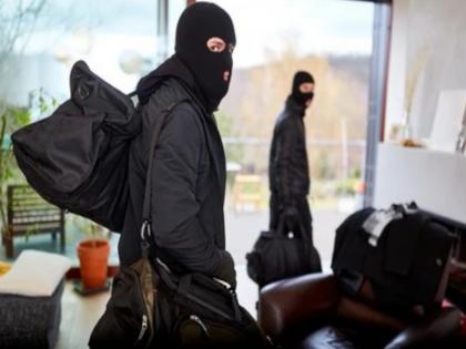 Steel businessman threatened; beaten up when he resisted, snatched a bag worth Rs 40 lakh and fled | स्टील व्यावसायिकाला धमकावले; प्रतिकार केल्यावर मारहाण, ४० लाखांची बॅग हिसकावून पळाले Steel businessman threatened; beaten up when he resisted, snatched a bag worth Rs 40 lakh and fled | स्टील व्यावसायिकाला धमकावले; प्रतिकार केल्यावर मारहाण, ४० लाखांची बॅग हिसकावून पळाले