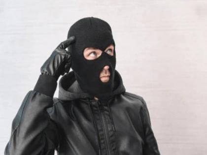 Engineering topper steals in Budhwar Peth; steals jewellery worth 5 lakhs and flees to Karnataka | बुधवार पेठेत चोरी करणारा अभियांत्रिकीचा टॉपर; पावणे ५ लाखांचे दागिने चोरून कर्नाटकला गेला पळून Engineering topper steals in Budhwar Peth; steals jewellery worth 5 lakhs and flees to Karnataka | बुधवार पेठेत चोरी करणारा अभियांत्रिकीचा टॉपर; पावणे ५ लाखांचे दागिने चोरून कर्नाटकला गेला पळून