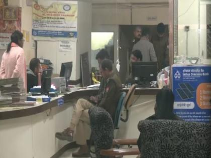 thieves break wall steal jewellery goods from lockers in lucknow bank heist | लखनौमध्ये बँकेत मोठा दरोडा, लॉकर रूम गॅस कटरने कापली अन् कोट्यवधींचे दागिने लुटले! thieves break wall steal jewellery goods from lockers in lucknow bank heist | लखनौमध्ये बँकेत मोठा दरोडा, लॉकर रूम गॅस कटरने कापली अन् कोट्यवधींचे दागिने लुटले!