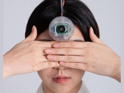 South korean designer develops third eye for smartphone zombies  | रस्त्यावर चालताना मोबाईलमध्ये दंग असणाऱ्यांसाठी ‘तिसऱ्या डोळ्या’चा शोध; दक्षिण कोरियातील तरुणाची कमाल  