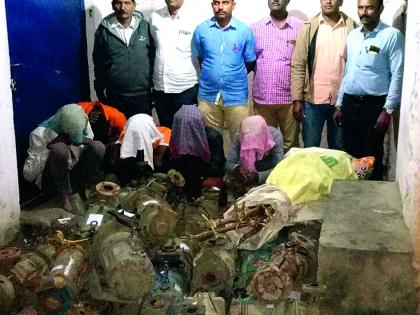 Ganges arrested in Dulgaonam; Mahalal seized | देऊळगांवमही येथे कृषी पंप चोरणार्‍या टोळीस अटक; मुद्देमाल  जप्त