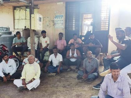 Protest against load shedding as farmers of Jalgaon became aggressive | लोडशेडिंगच्या विरोधात ठिय्या आंदोलन, जळगांवचे शेतकरी झाले आक्रमक