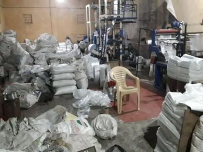 In the plastic bags factory seized forage, more than one ton of bags | प्लास्टीक पिशव्यांच्या कारखान्यावर धाड, एक टनापेक्षा जास्त पिशव्या जप्त