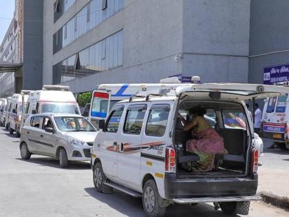 A teacher from Thane started a free transport service for Corona patients | ठाण्यातील शिक्षकाने सुरू केली कोरोना रुग्णांसाठी मोफत वाहनसेवा