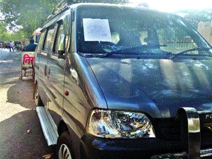 Notice to the vertical vehicles in the road, dubbed operation | रस्त्यालगत उभ्या वाहनांना नोटिसा, डोंबिवलीत कारवाई