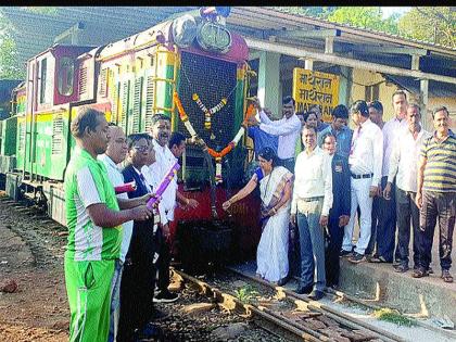 Queen of Matheran ran under fireworks of fireworks | फटाक्यांच्या आतशबाजीत धावली माथेरानची राणी