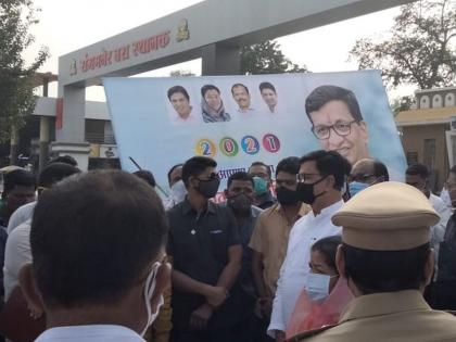 Minister balasaheb Thorat removes his own posters in ahmednagar | ...अन् महसूलमंत्री थोरातांनी गाडी थांबवून हटवले स्वत:चेच फलक; कार्यकर्त्यांसह नागरिकही अवाक्