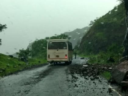 Satara - Planting trees on the beaten road ... Road is open for traffic | सातारा - ठोसेघर रस्त्यावर झाडे कोसळली...रस्ता वाहतुकीसाठी खुला