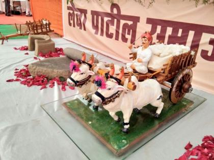 Thousands of people; Focus on the grinding, patta-wise, bullock cart | समाजबांधवांच्या उपस्थितीने फुलले पाडळसे; चूल, पाटा-वरवंटा, बैलगाडी वेधताहेत लक्ष