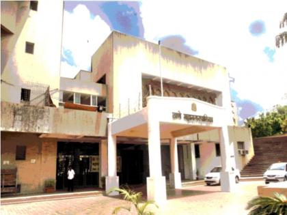 The politics of vaccine heated up, even the corporators took the vaccine | लसीचे राजकारण तापले, नगरसेवकांनीही घेतली लस; आरोप-प्रत्यारोपांच्या फैरी The politics of vaccine heated up, even the corporators took the vaccine | लसीचे राजकारण तापले, नगरसेवकांनीही घेतली लस; आरोप-प्रत्यारोपांच्या फैरी