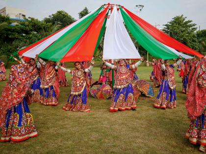 नवरात्रीतील गरब्याचे विविध रंग; कुठे डोळ्यावर पट्टी तर कुठे तलवार हाती, पाहा फोटो