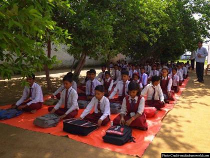 तुम्ही दोन्ही हाताने एकाचवेळी लिहू शकता का? तर पहा देशातील एक अनोखी शाळा