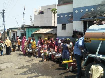 Wadalgaon: Women's Row in front of Tanker in the hot summer | वडाळागाव : रणरणत्या उन्हात टॅँकरपुढे महिलांच्या रांगा