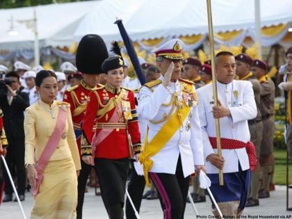 थायलंडच्या राजाने केले बॉडीगार्डशीच लग्न, पाहा लग्नसोहळ्याचे फोटो
