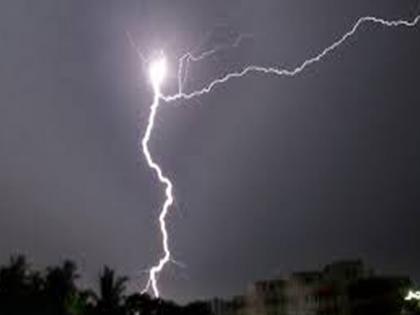 Lightning strike to Jarandi; Shake four villages | जरंडीला विजेचा स्फोट; चार गावांना हादरा