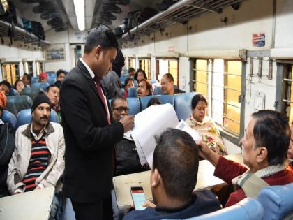 More than 19 thousand people travel without ticket in Pune Railway Division; A fine of Rs 1 crore was collected | Pune Railway: पुणे रेल्वे विभागात १९ हजारांहून अधिक लोकांचा विनातिकीट प्रवास; तब्बल १ कोटींचा दंड वसूल