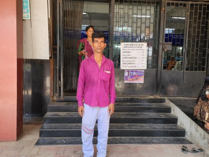 Kalyan A young man was beaten up by touts while standing in the ticket queue | कल्याण : तिकीटाच्या रांगेत उभ्या असलेल्या तरुणाला दलालांकडून मारहाण