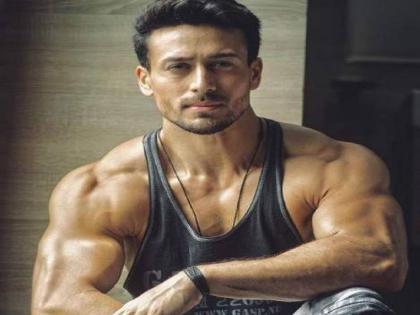 tiger shroff throwback video he was learning his first ever skill on sand | फिटनेस फ्रिक असलेला टायगर श्रॉफ एकेकाळी होता लठ्ठ?; पाहा मग हा video