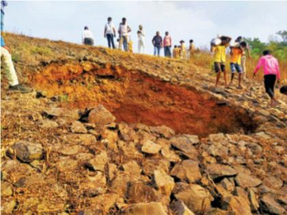 Break the Zanjaroli dam in Kelve; An atmosphere of fear spread in eight villages | केळवेतील झांझरोळी धरणाला भगदाड; आठ गावांत पसरले भीतीचे वातावरण 