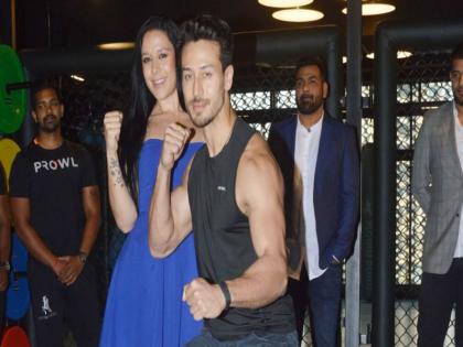 Tiger Shroff is doing his work together with his sister | टायगर श्रॉफ त्याच्या बहिणीसोबत मिळून करतोय हे काम, ऐकल्यानंतर तुम्ही कराल दोघांची प्रशंसा