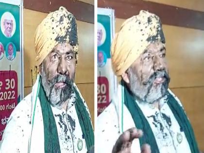 Rakesh Tikait: Black ink thrown at Bhartiya Kisan Union leader Rakesh Tikait at an event in Bengaluru, Karnataka | Rakesh Tikait: शेतकरी नेते राकेश टिकैत यांच्यावर शाईफेक, बंगळुरुत पत्रकार परिषदेत घडला प्रकार