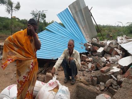 Encroachment eradication campaign in Shrigonda: 13 houses destroyed; Poor grief | श्रीगोंद्यात अतिक्रमण हटाव मोहीम : १३ घरे जमीनदोस्त; गोरगरीबांचा आक्रोश