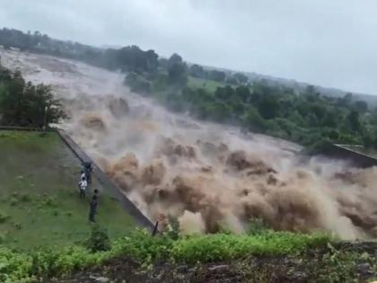 Many villages in Goa were hit by floods as water was released from Tilari dam | तिलारी धरणातून पाणी सोडल्याने गोव्यातील अनेक गावांना पुराचा तडाखा 