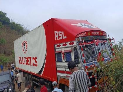 Truck accident in Tilari Ghat; Traffic closed | Sindhudurg: तिलारी घाटात ट्रकला अपघात; घाटातील वाहतूक बंद, प्रवाशांची मोठी गैरसोय 