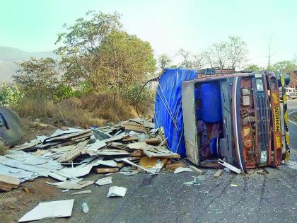 Workers killed on the spot by freight tempo | मालवाहू टेम्पो कलंडून कामगार जागीच ठार