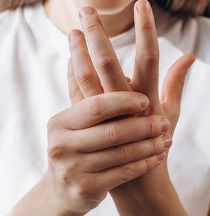 हाताला नेहमी मुंग्या येतात, हात सुन्न होतात का? पाहा कारणं काय, उपाय कोणते..