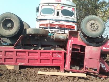 Tanker-Tipper accident on Akola-Gagaigaon road; Two injured | अकोला-गायगाव मार्गावर टँकर-टिप्पर अपघात; दोन जण जखमी