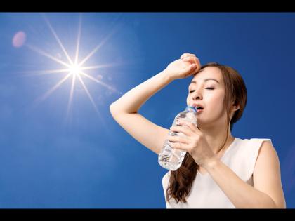 Dehydration problem symptoms in summers body gives signs | उन्हाळ्यात शरीरात होऊ लागते पाण्याची कमतरता, जाणून घ्या संकेत!