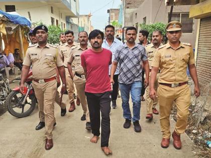 Notorious gangster from Chhatrapati Sambhajinagar Tipya was arrested and dhind handcuffs from his own area, and was feel shameful while passing in front of his house | कुख्यात गुंड टिप्याची त्याच्याच परिसरातून हातकड्यांसह धिंड, घरासमोर झाला कावराबावरा