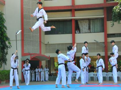 The breathtaking tiquando demonstration of Korean players; Pune girls take self-protection lessons | कोरियन खेळाडुंची चित्तथरारक तायक्वांदो प्रात्यक्षिके; पुण्यातील मुलींनी घेतले स्व-रक्षणाचे धडे