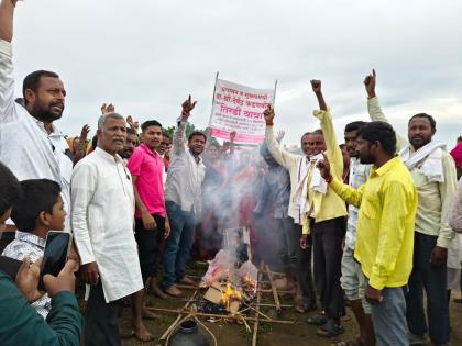 Parabhani: Villagers aggrieved by Takalwadi-Pangri Phata road hold symbolic funeral procession for administration | Parabhani: रस्त्यासाठी आंदोलनाचा तिसरा दिवस, ग्रामस्थांकडून प्रशासनाची प्रतीकात्मक अंत्ययात्रा Parabhani: Villagers aggrieved by Takalwadi-Pangri Phata road hold symbolic funeral procession for administration | Parabhani: रस्त्यासाठी आंदोलनाचा तिसरा दिवस, ग्रामस्थांकडून प्रशासनाची प्रतीकात्मक अंत्ययात्रा