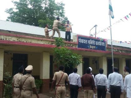 The Panchayat Samiti Akola, the young man attempted self-realization in front of tiranga | अन् पंचायत समिती कार्यालयावर चढला तरुण, तिरंग्याजवळच आत्मदहनाचा प्रयत्न 