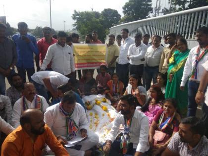 movement against municipal corporation in Pimpri | पिंपरीमध्ये महापालिकेच्या विरोधात मनसेकडून तिरडी आंदोलन 