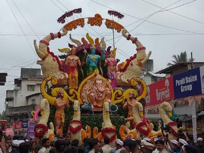 In front of the Tilak statue in the immersion procession, the third Guruji Taalim of Mana entered Dimakh | विसर्जन मिरवणुकीत टिळक पुतळ्यासमोर मानाचा तिसरा गुरूजी तालीम दिमाखात दाखल 