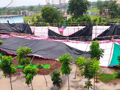 Amravati: Stormy, windy event pavilion collapses at Gurukunj, inconvenience to Gurudev devotees | Amravati: वादळी, वाऱ्याचा गुरूकुंज येथे कार्यक्रमाचा मंडप कोसळला, गुरूदेव भक्तांची गैरसोय