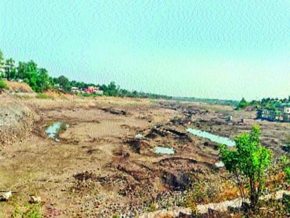 Kondapuri pond falls due to drought | दुष्काळामुळे कोंढापुरीचा तलाव पडला कोरडाठाक