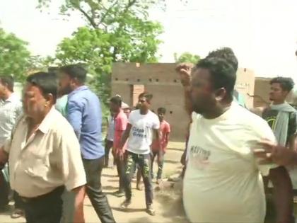 Lok sabha election 2019 Clashes In Poll Booth In west Bengals Asansol Babul Supriyos Car Vandalised | Video: पश्चिम बंगालमध्ये जोरदार राडा; तृणमूल, भाजपाचे कार्यकर्ते आमनेसामने 