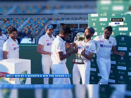 India vs Australia : Ajinkya Rahane giving the Border Gavaskar Trophy to Natarajan, nice gesture from the captain | India vs Australia : अजिंक्य रहाणेनं पुन्हा मनं जिंकली, बॉर्डर गावस्कर ट्रॉफी टी नटराजनच्या हाती सोपवली