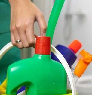 टॉयलेट- बाथरूम स्वच्छ करताना 'ही' चूक ठरते जीवघेणी, टॉयलेट क्लिनर लिक्विड पाहा कसं वापरायचं..